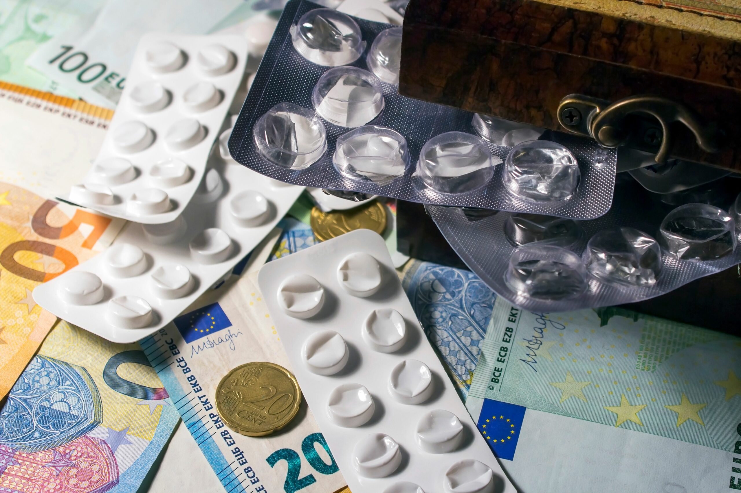 pexels-henrix-4076617 PLFSS 2027 MedTech : produits de santé et euros, budget de la Sécurité sociale